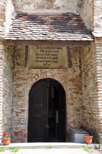 Eingang in die Kirche von Frauendorf, Axente Sever, in Siebenbürgen, Rumänien