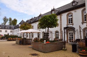 Chateau d'Urspelt, Innenhof mit Terrasse