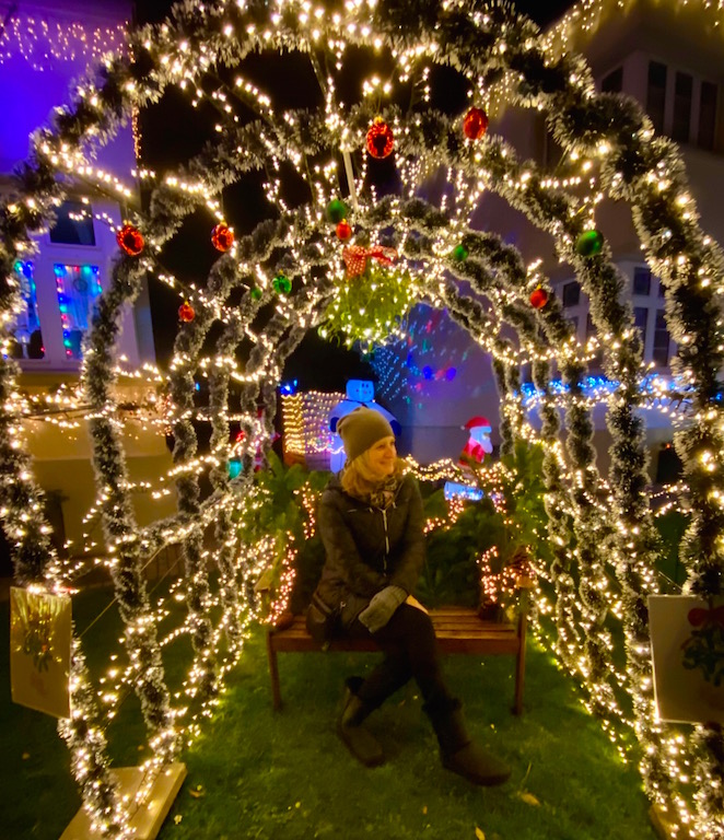 Fotospot unter dem Lichterbogen in der Webersiedlung Mönchengladbach zu Weihnachten