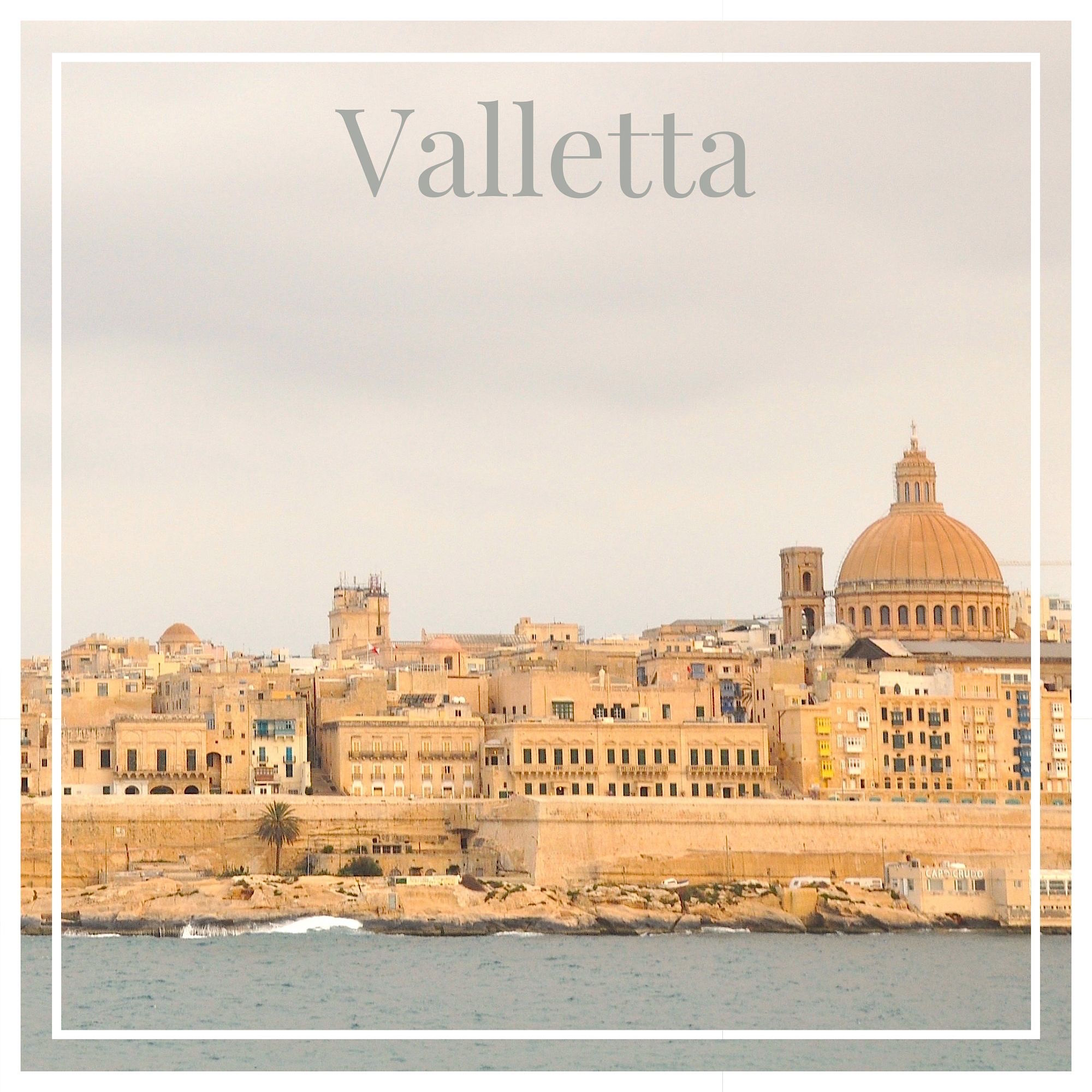 Städte-Icon für die Site mit Hotels und Ferienwohnungen auf Charming Family Escapes - auf dem Bild sieht man die wunderschöne Skyline von Valletta in beige- und organge-Tönen